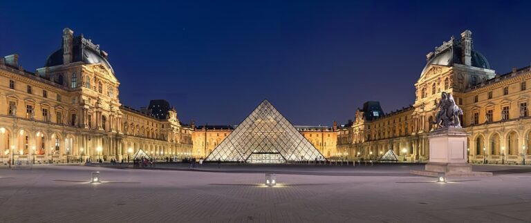 Musee-du-louvre-pyramide